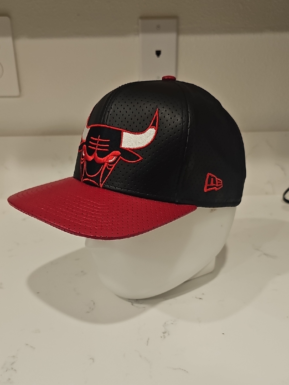 Chicago Bulls Black and Red Leather Snapback Hat